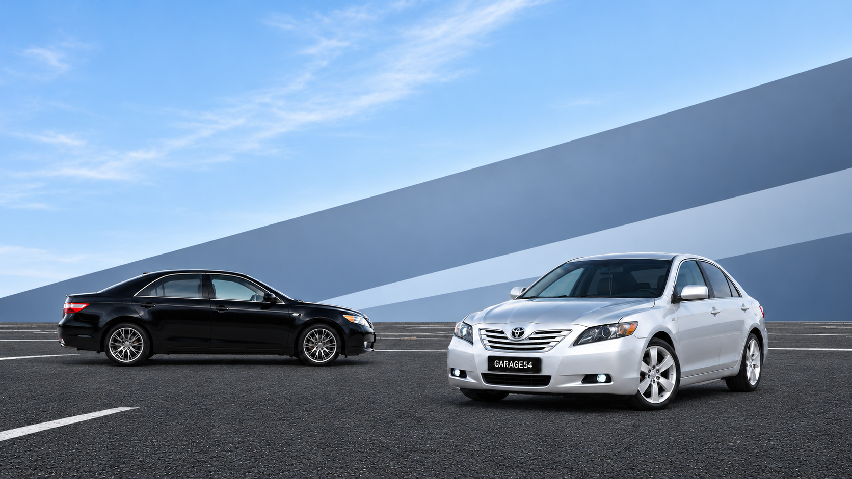 Чёрная и серебристая Toyota Camry XV40 на асфальте